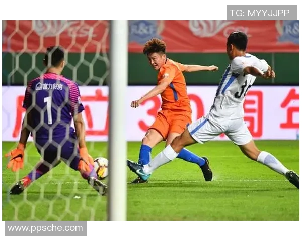 鲁能与富力激情对决海报揭幕展现足球魅力与团队精神