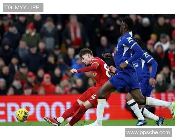 哈维西蒙斯：新星崛起，足球场上的未来之光与无限可能